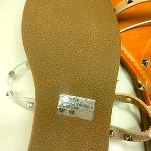 Tan slippers size 6 m